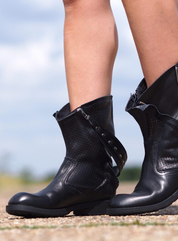 Women's Black Genuine Leather Boots,Leather Boots for women,Extravagant Leather Winter Boots,Women's Leather Ankle Boots,Women leather boots